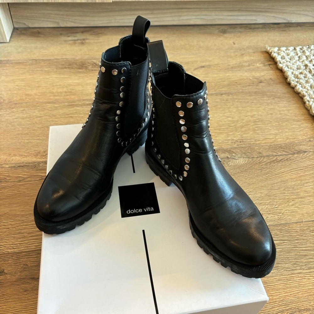 Black Leather Chelsea Boot - Size 7